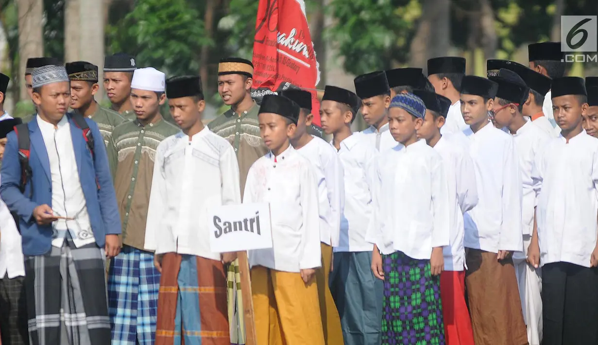 Santri Kota Tangerang Selatan mengikuti apel untuk memperingati Hari Santri Nasional di lapangan Pesantren AL-Amanah AL-Gontroy, Pondok Aren, Senin (22/10). Acara tersebut dalam rangka memperingati Hari Santri Nasional ke-3. (Merdeka.com/Arie Basuki)