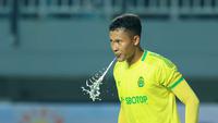 Kiper Persikabo 1973, Syahrul Trisna Fadillah, saat melawan Persija Jakarta pada laga pekan kedua BRI Liga 1 2023/2024 di Stadion Pakansari, Bogor, Minggu (9/7/2023). (Bola.com/M Iqbal Ichsan)