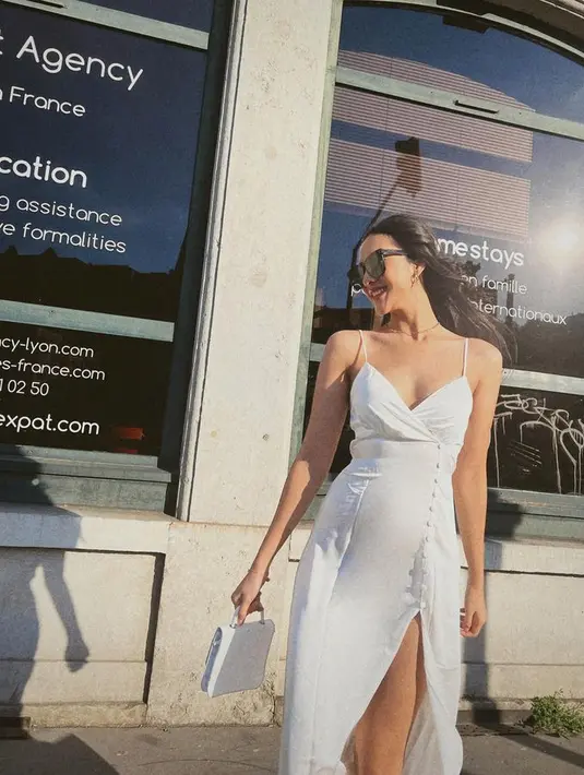 Jangan lupa bawa dress putih untuk gaya liburan trendi seperti Anya Geraldine