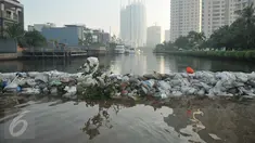 Kondisi banjir yang menggenangi kawasan Perumahan Pantai Mutiara, Jakarta, Sabtu (4/6). Tingginya pasang air laut menyebabkan tanggul di Jalan Mutiara 1, Pluit, Penjaringan, sepanjang sekitar 50 meter jebol. (Liputan6.com/Gempur M Surya)