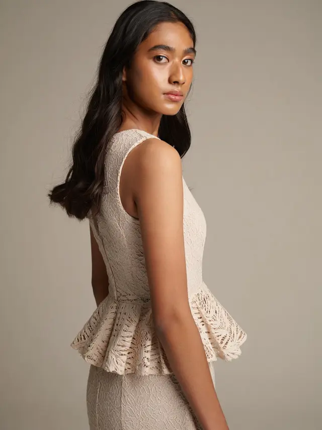 Dress Brokat dengan Aksen Ruffle