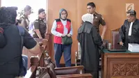 Terdakwa kasus dugaan penyebaran berita bohong atau hoaks, Ratna Sarumpaet memasuki ruangan untuk menjalani sidang lanjutan di Pengadilan Negeri Jakarta Selatan, Selasa (14/5/2019). Sidang tersebut dengan agenda pemeriksaan terhadap dirinya. (Liputan6.com/Faizal Fanani)