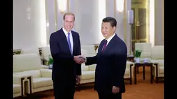 Pangeran William (kiri) bersalaman dengan Presiden China Xi Jinping, Beijing, China, (2/3/2015). Kedatangan Pangeran William untuk membina hubungan diplomatik antar kedua negara.  (Reuters/Feng Li)
