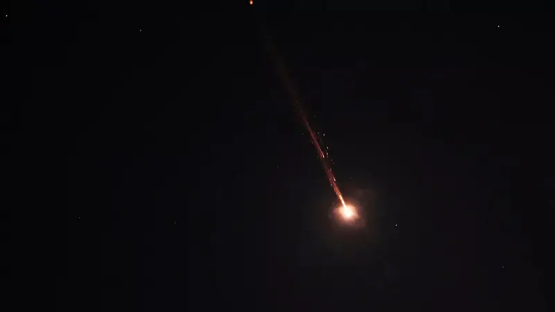 Sebuah proyektil meledak di langit malam di atas Yerusalem selama serangan rudal Iran, Sabtu dini hari, 14 Juni 2025. (AP Photo/Ohad Zwigenberg)