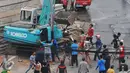 Sebuah alat berat di rusak massa saat kericuhan penggusuran Kampung Pulo, Jakarta, Kamis (20/8/2015). Penggusuran permukiman Kampung Pulo yang dilakukan oleh 2.200 personel gabungan untuk normalisasi Sungai Ciliwung. (Liputan6.com/Herman Zakharia)