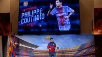 Ekspresi Philippe Coutinho saat diperkenalkan sebagai pemain baru Barcelona di Camp Nou, Barcelona, (7/1). Coutinho diboyong Barcelona dengan harga sebesar 400 juta euro (sekitar Rp 6,45 triliun). (AFP Photo/Josep Lago)