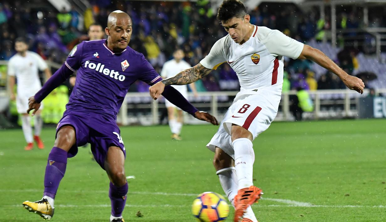 Pemain AS Roma, Diego Perotti (kanan) melepaskan tembakan saat diadang pemain Fiorentina pada laga Serie A di Artemio Franchi stadium, Florence, (5/11/2017). AS Roma menang 4-2. (AFP/Tiziana Fabi)
