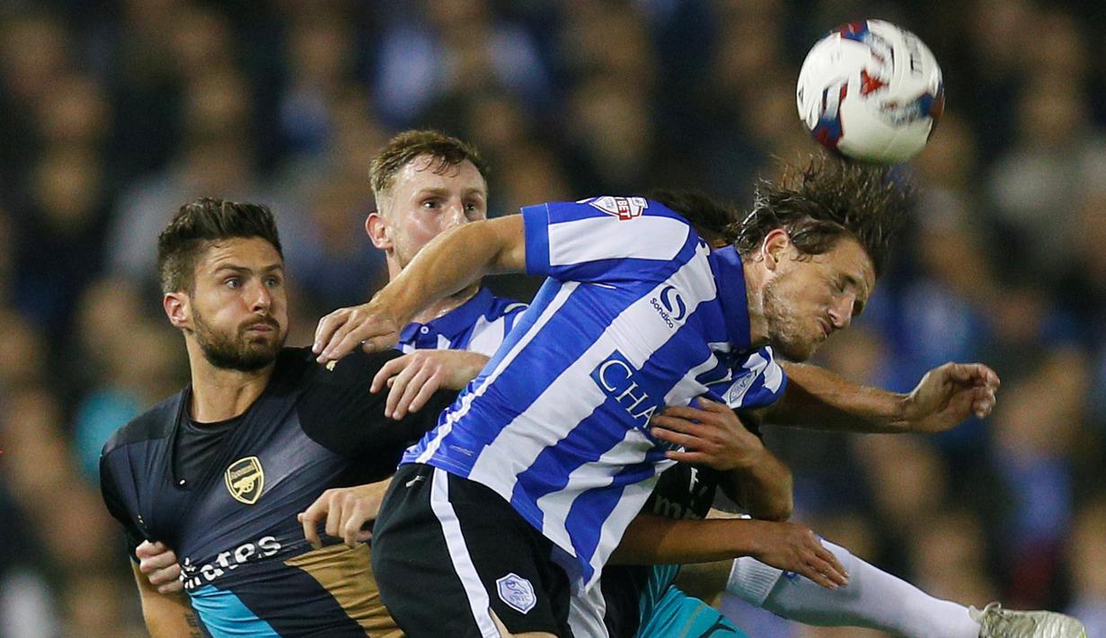 Pemain Arsenal Oliver Giroud berebut bola dengan para pemain Sheffield Wednesday pada babak keempat Piala Liga Inggris di Stadion Hillsborough, Rabu (28/10/2015) dini hari WIB. Arsenal 0-3. (Reuters / Jason Cairnduff)