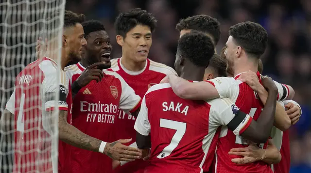 Para pemain Arsenal merayakan gol yang dicetak oleh Leandro Trossard ke gawang Chelsea dalam duel tunda pekan ke-29 Premier League 2023/2024, Rabu (24/4/2024). (AP Photo/Kin Cheung)