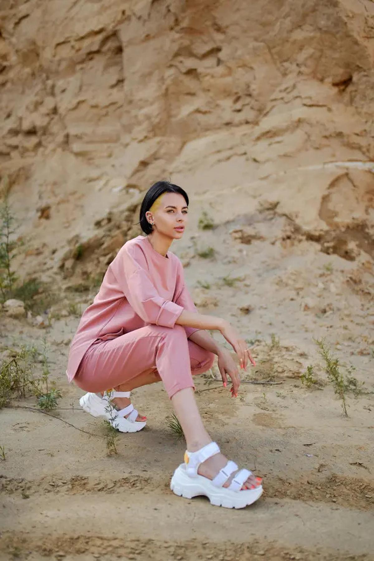 Model Wedges atau Flat Shoes? Ini yang Paling Cocok Buat Lebaran