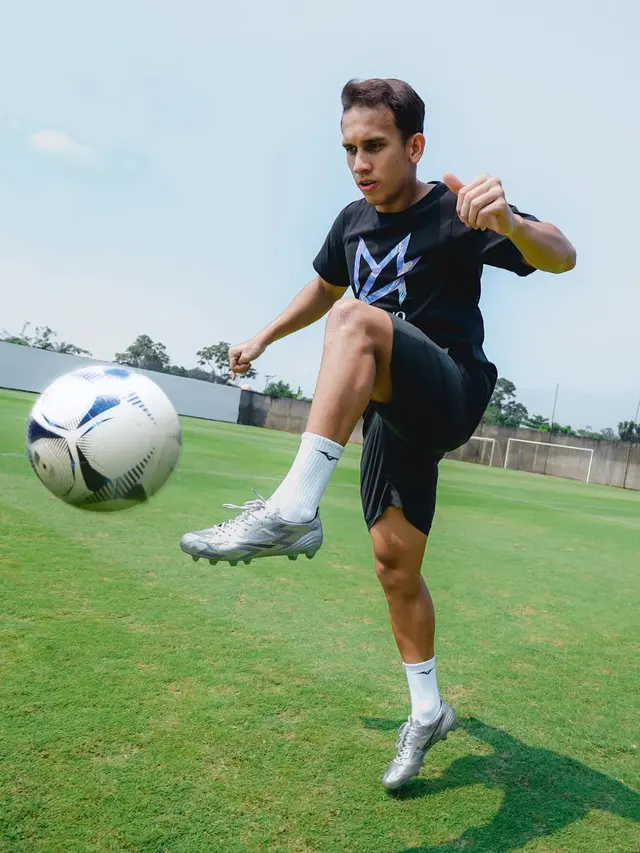 Rizki Ridho Andalkan Mizuno Morelia IV Beta Elite di Lapangan