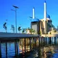 Masjid Terapung atau Masjid Amirul Mukminin terletak di pantai Losari, Makassar. Karena arsitektur masjid itu dibuat di bibir pantai dengan pondasi cukup tinggi, maka dalam keadaan air pasang terlihat seperti terapung di laut. (Istimewa)