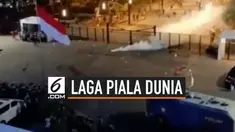 Laga kualifikasi Piala Dunia 2022 antara Timnas Indonesia dan Timnas Malaysia di GBK ricuh. Kericuhan terjadi di dalam dan di luar stadion GBK.  Ratusan supoter melempari petugas keamanan dengan batu dan benda tumpul.