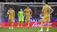 Pemain Barcelona tertunduk lesu setelah dikalahkan Real Valladolid pada laga pekan ke-36 La Liga di di Estadio Municipal Jose Zorilla, Rabu (24/5/2023). Barca takluk 1-3 dari tuan rumah Real Valladolid. (AP Photo/Manu Fernandez)