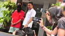 Pelaku atas laporan Undang-Undang ITE dugaan tindak pedolfilia yang dilaporkan Nafa Urbach dihadirkan di Polda Metro Jaya, Jakarta, Selasa (10/10). Pelaku berinisial MHHS itu berumur 19 tahun. (Liputan6.com/Helmi Afandi)