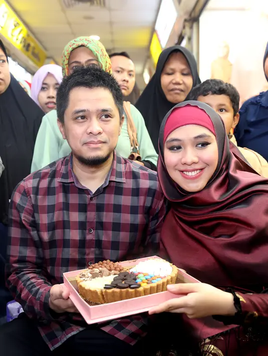  "Kehamilan kedua lebih sibuk. Yang pertama enam bulan baru ada kegiatan. Yang ini lebih aktif. Saya tidak mengurangi kegiatan Oki karena dia sendiri senang," kata Ory Vitrio, sang suami. (Andy Masela/Bintang.com)