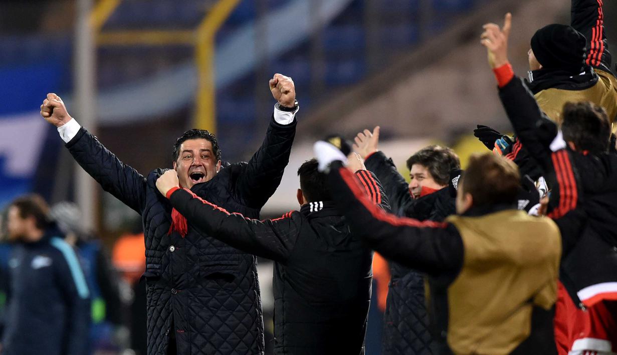 Pelatih Benfica, Rui Vitoria (kiri) merayakan kemenangan timnya usai mengalahkan FC Zenit 2-1 pada leg kedua 16 besar Liga Champions di Stadion Petrovsky, St. Petersburg, Kamis (10/3/2016) dini hari WIB.  (AFP/Kirill Kudryavtsev)