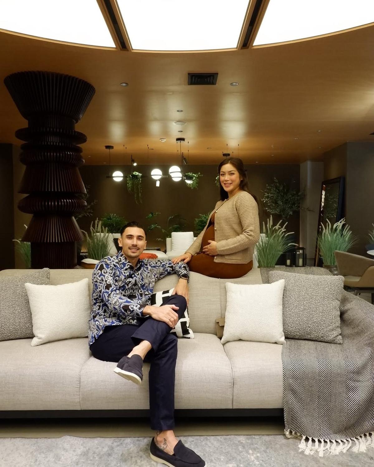 Potret Mesra Vincent Verhaag dan Jessica Iskandar, Disebut Jadi Suami dan Ayah Terbaik Oleh Netizen