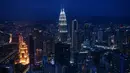 lainnya, seperti yang terlihat dari Menara KL, di Kuala Lumpur (13/10/2020). Malaysia mengumumkan pembatasan baru di sekitar ibu kota dan negara bagian Sabah yang paling parah terkena dampaknya. (AFP/Mohd Rasfan)