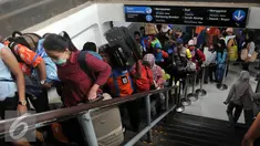 Ratusan pemudik berjalan menuju pintu kedatangan saat tiba di Stasiun Senen, Jakarta, Sabtu (9/7). Puncak arus balik pemudik di stasiun Senen diperkirakan terjadi pada besok Minggu (10/7). (Liputan6.com/Johan Tallo)