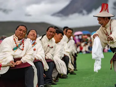 Para kontestan mengikuti kompetisi tarik tambang di Wilayah Damxung, Daerah Otonom Tibet, China, 10 Agustus 2020. Dengan pakaian tradisional, para penggembala dari sejumlah desa di Wilayah Damxung berpartisipasi dalam permainan tradisional itu. (Xinhua/Purbu Zhaxi)