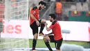 Gelandang Mesir Mahmoud 'Trezeguet' Hassan (kanan) berselebrasi dengan Mohamed Salah setelah mencetak gol pada menit ke-100 ke gawang Maroko pada pertandingan perempat final Piala Afrika (CAN) 2021 di Stade Ahmadou Ahidjo di Yaounde (30/1/2022). Mesir menang atas Maroko 2-1. (AFP/Charly Triballeau)