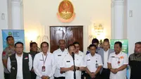 Menteri Dalam Negeri Tito Karnavian dalam jumpa pers bersama Gubernur Jawa Barat Ridwan Kamil di Bandung, Rabu (18/3/2020).