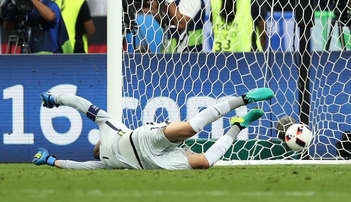 Kiper Prancis, Hugo Lloris, gagal menahan tendangan pemain Portugal, Eder, yang berbuah gol pada laga final Piala Eropa 2016 di Stade de France, Saint-Denis, Senin (11/7/2016) dini hari WIB. (AFP/Valery Hache)