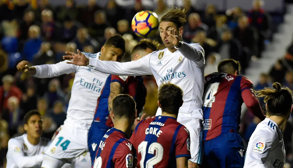 Bek Real Madrid Sergio Ramos melakukan sundulan bola saat pertandingan Liga Spanyol di stadion Ciutat de Valencia di Valencia (3/2). Pada pertandingan ini Real Madrid sempat unggul melalui Sergio Ramos pada menit 11. (AFP Photo/Jose Jordan)