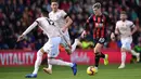 Gelandang Bournemouth, David Brooks, berusaha melewati bek Manchester United, Chris Smailing, pada laga Premier League di Stadion Vitality, Bournemouth, Sabtu (3/11). Bournemouth kalah 1-2 dari MU. (AFP/Ben Stansall)