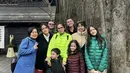 Ussy Pratama berlibur ke Jepang bersama keluarga. Gaya musim dinginnya begitu kompak dan seru. [Foto: Instagram/ Ussy Pratama]