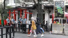 Pejalan kaki melintasi jalur masuk dan keluar Taman Fatahilah saat uji coba simulasi di kawasan Kota Tua, Jakarta, Selasa (23/4). Penataan akses tersebut dilakukan untuk memperlancar keluar masuknya pengunjung ke kawasan wisata tersebut. (Liputan6.com/Immanuel Antonius)