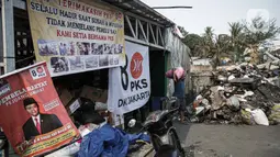 Banner calon anggota legislatif (caleg) terlihat terpasang dekat pengungsian korban kebakaran Manggarai di samping Gedung SDN 01 Cibono, Manggarai, Jakarta, Minggu (17/12/2023). (Liputan6.com/Faizal Fanani)
