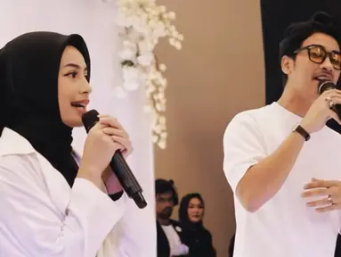 Sintya Marisca Sintya terciduk tersipu malu dan senyam-senyum di dekat Abidzar saat nyanyi bareng. Unggahan Sintya ini dikomentari oleh Abidzar. Rupanya, Abidzar malah seolah menggoda Sintya yang mengaku tak salting kala duet dengannya. (Liputan6.com/IG/@sintyamarisca)