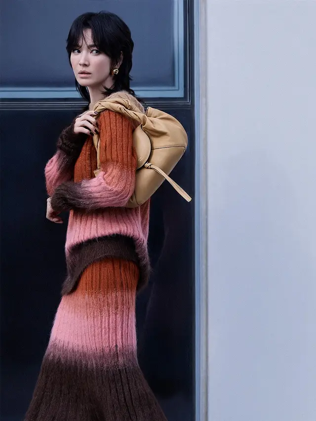 Manglingi! Song Hye Kyo Tampil Fresh dengan Rambut Wolf Cut Sambil Jinjing Tas Rp79,5 Juta