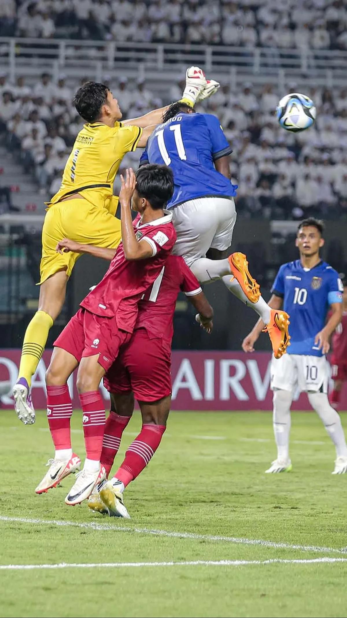 Bermain di depan puluhan ribu pendukung setianya, Timnas Indonesia U-17 mencoba untuk mengambil inisiatif serangan. Anak asuh Bima Sakti itu mencoba menggempur pertahanan Ekuador.<br>