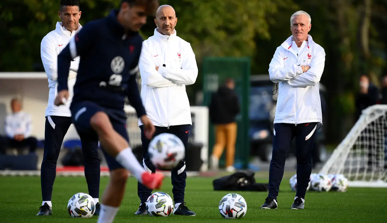 Pelatih Prancis, Didier Deschamps (kanan) melihat pemainnya selama sesi latihan di Clairefontaine-en-Yvelines (4/10/2021). Prancis akan bertanding melawan Belgia pada semifinal UEFA Nations League di Allianz Stadium. (AFP/Franck Fife)
