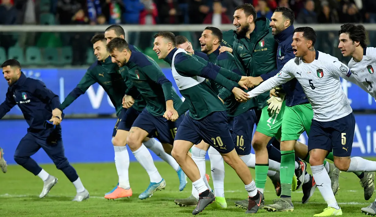Pemain timnas Italia, Federico Bernardeschi (tengah), Armando Izzo dan rekan setimnya berselebrasi pada akhir laga penyisihan Grup J Kualifikasi Piala Eropa 2020 kontra Armenia di Stadion Renzo Barbera, Palermo, Senin (18/11/2019). Italia berpesta gol dengan skor telak 9-1. (Andreas SOLARO/AFP)