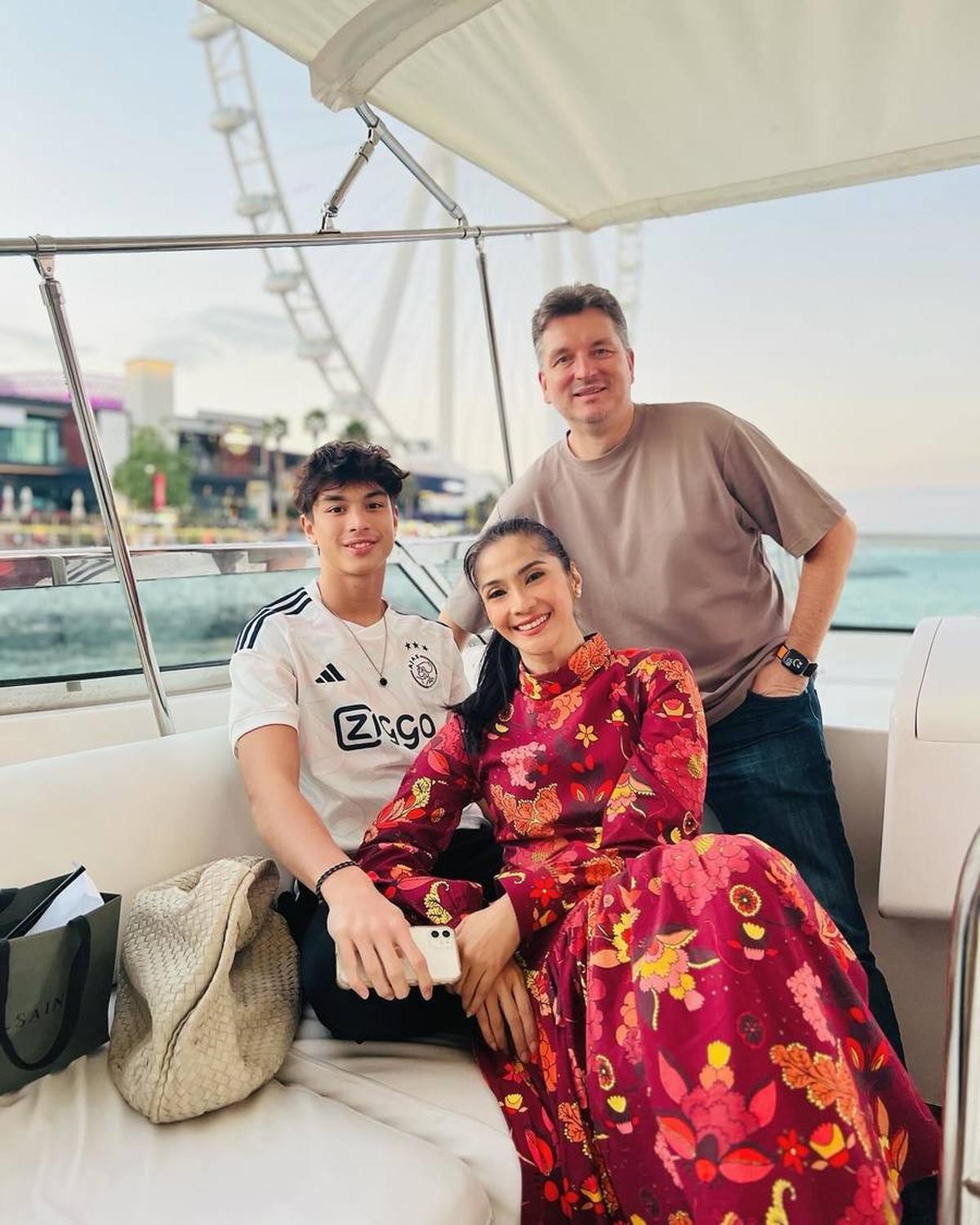 Salah satu pertanyaan yang banyak diajukan adalah apakah Eddy sudah memiliki pacar. Untuk pertanyaan ini, biar Eddy atau Maudy Koesnaedi yang memberikan jawabannya.<br>