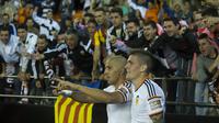FINAL - Sofiane Feghouli dan Javi Fuego berhasil melaju ke babak final turnamen FIFA 15. (JOSE JORDAN / AFP)