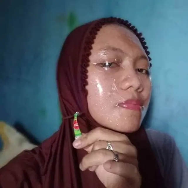 6 Aksi Cewek saat Dandan Ini Anti-Mainstream Banget, Kocak