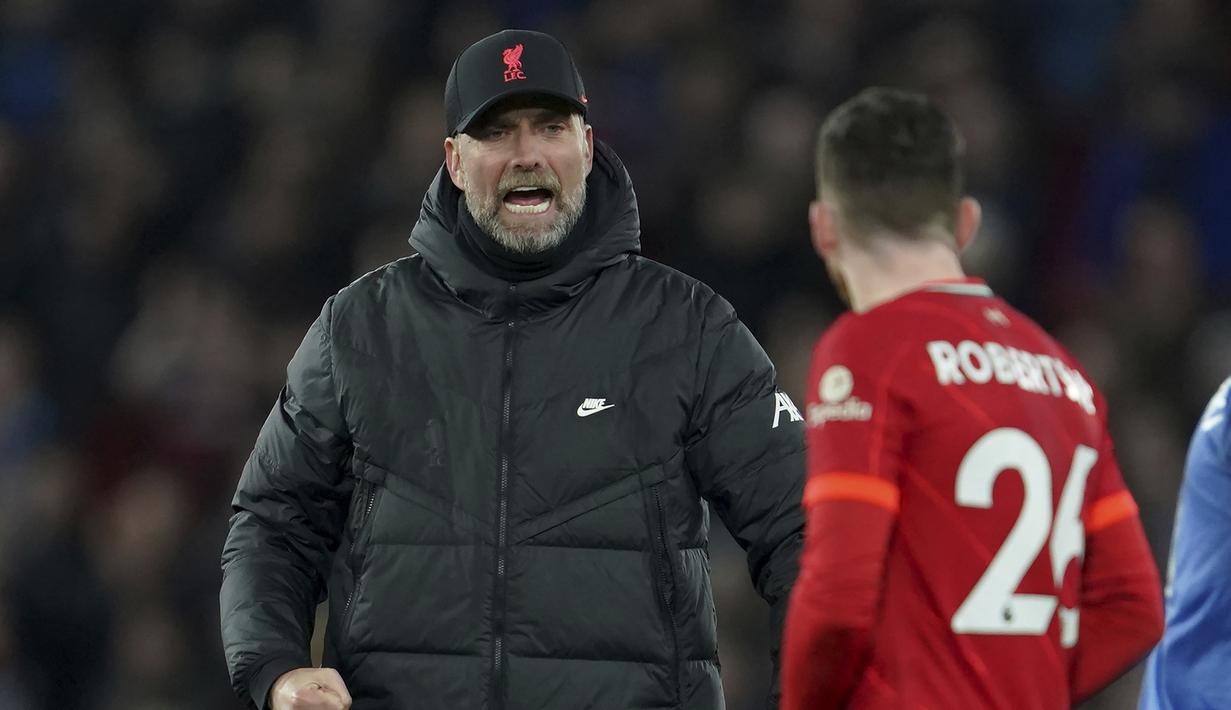 Jurgen Klopp. Pelatih Jerman berusia 54 tahun ini mulai menangani Liverpool pada 8 Oktober 2015 di pertengahan musim 2015/2016 menggantikan posisi Brendan Rodgers akhirnya hijrah ke Glasgow Celtic. Hingga kini ia telah mendampingi The Reds dalam 6 tahun, 5 bulan dan 4 hari. (AP/Jon Super)