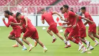 Timnas Indonesia sudah siap tempur menghadapi laga pertama Piala AFF kontra Kamboja yang akan digelar Jumat (23/12/2022) di Stadion Utama Gelora Bung Karno, Senayan, Jakarta Pusat. Kesiapan pasukan Shin Tae-yong terpancar dalam sesi latihan terakhir Timnas Garuda yang digelar Kamis (22/12/2022) sore WIB. (Bola.com/Bagaskara Lazuardi)