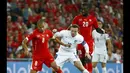 Dua pemain Timnas swiss, Johan Djourou dan Goekhan Inler (kanan), mencoba menahan pergerakan penyerang Inggris, Wayne Rooney, saat berlaga di kualifikasi Euro 2016 di Stadion St Jakob-Park, Basel , (9/9/2014). (REUTERS/Ruben Sprich)