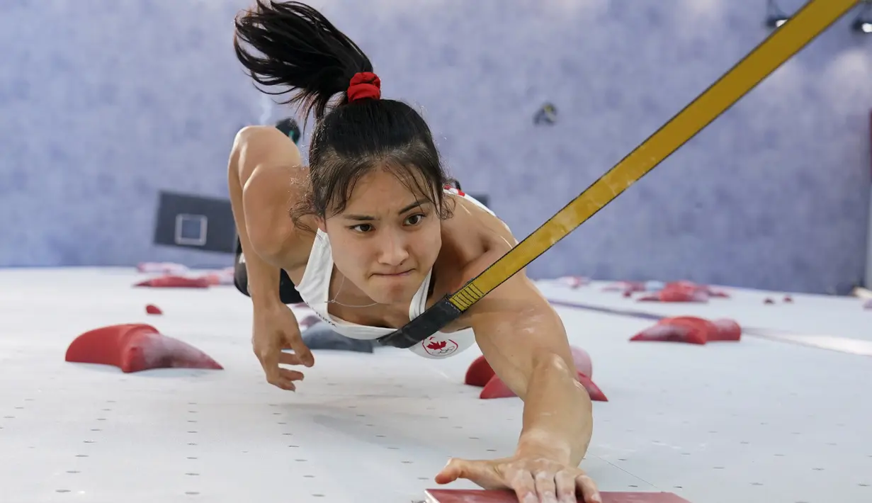 Atlet panjat tebing Kanada Alannah Yip saat kualifikasi kecepatan kompetisi panjat tebing putri Olimpiade Tokyo 2020 di Tokyo, Jepang, Rabu (4/8/2021). (AP Photo/Tsuyoshi Ueda/Pool Photo via AP)
