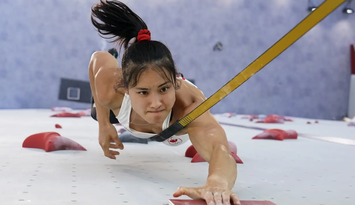 Atlet panjat tebing Kanada Alannah Yip saat kualifikasi kecepatan kompetisi panjat tebing putri Olimpiade Tokyo 2020 di Tokyo, Jepang, Rabu (4/8/2021). (AP Photo/Tsuyoshi Ueda/Pool Photo via AP)
