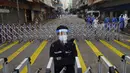 Seorang petugas polisi berjaga-jaga di daerah Yau Ma Tei, di Hong Kong, Sabtu (23/1/2021). Hong Kong selama dua bulan terakhir telah dilanda gelombang keempat infeksi dengan pihak berwenang yang berjuang untuk menurunkan angka harian. (AP Photo/Vincent Yu)