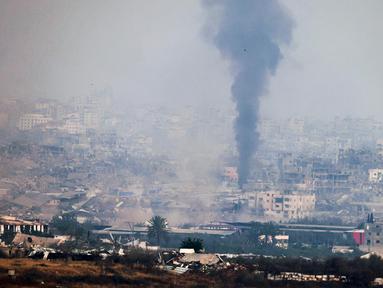 Gambar yang diambil dari posisi di perbatasan Israel dengan Jalur Gaza memperlihatkan kepulan asap hitam akibat pengeboman Israel di wilayah Palestina yang terkepung pada 18 Mei 2025. (Menahem KAHANA/AFP)