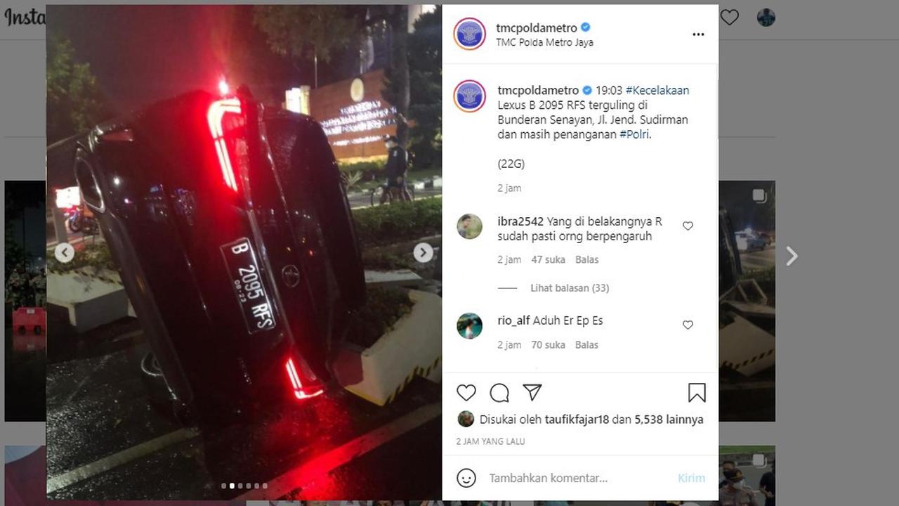 Mobil terguling di Bundaran Senayan