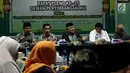 Ketua Dewan Pertimbangan Majelis Ulama Indonesia (MUI) Din Syamsuddin (tengah) memberi penjelasan saat rapat pleno ke-25 di kantor MUI, Jakarta (21/2). (Liputan6.com/JohanTallo)